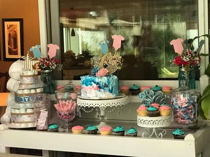 We enjoy very much creating GENDER REVEAL cakes for mommies to be